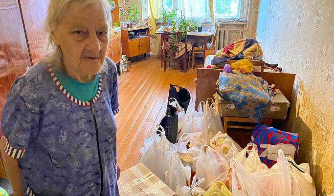 В Твери бабушке и коту подарили новый холодильник и 150 кг продуктов