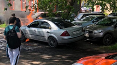 На парковке у ДК «Металлист» в Твери загорелся автомобиль