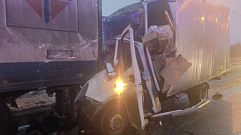 На трассе в Тверской области столкнулись грузовик и фура