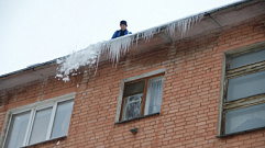 В Твери продолжается борьба с наледью на крышах