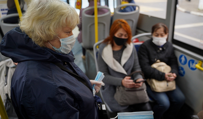 Пассажирам автобусов в Твери и Калининском районе бесплатно раздают маски