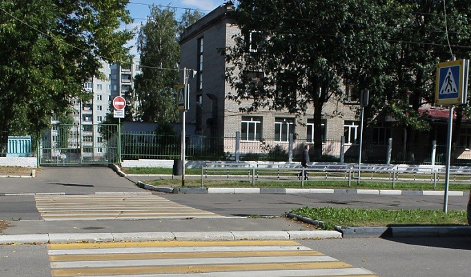 В Твери обновили дорожные знаки и разметку у школ и детских садов
