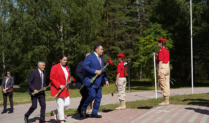 Игорь Руденя возложил цветы к монументу «Обелиск Славы» в Максатихе