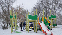 В Твери устанавливают новую детскую площадку за 800 тысяч рублей