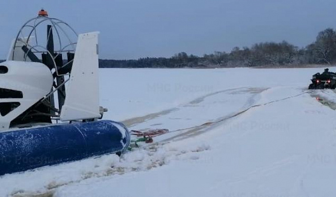 Спасая товарища двое мужчин провалились под лёд в Тверской области