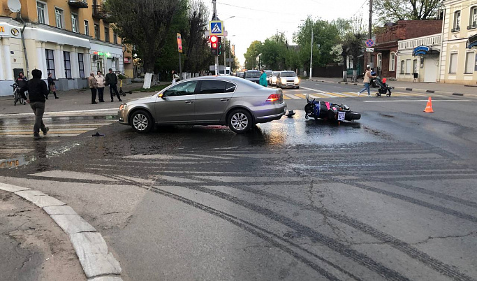 В центре Твери водитель иномарки спровоцировал аварию с мотоциклистом | Фото