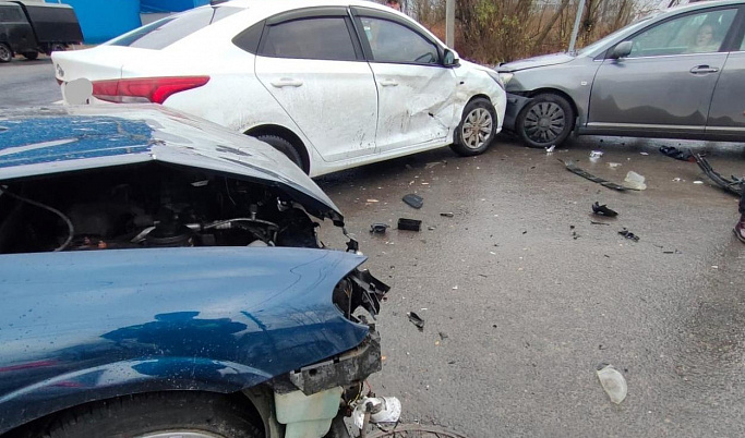 Три автомобиля столкнулись на перекрёстке в Твери