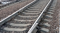 Поезд насмерть сбил находившуюся на рельсах женщину в Тверской области