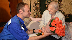 В Твери сотрудники «скорой» поздравили одну из своих пациенток со столетием