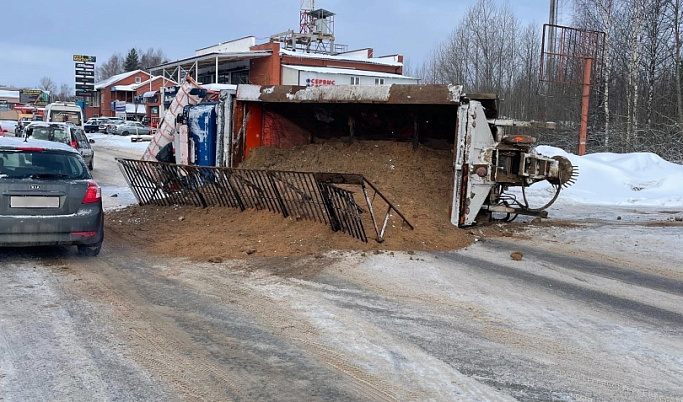 На дороге в Тверской области перевернулся «КамАЗ» с песком