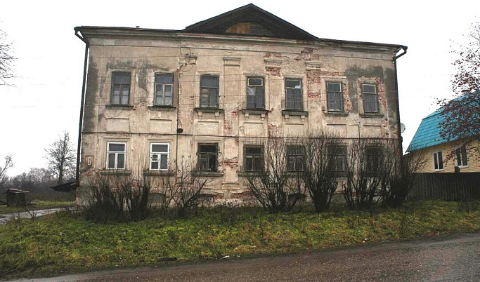 Дом первой половины XX века отремонтируют в Тверской области по решению суда