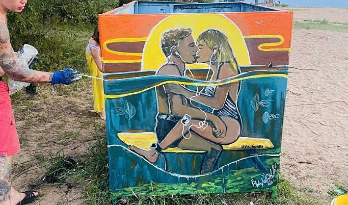 В Конаково художники разукрасили кабинку для переодевания