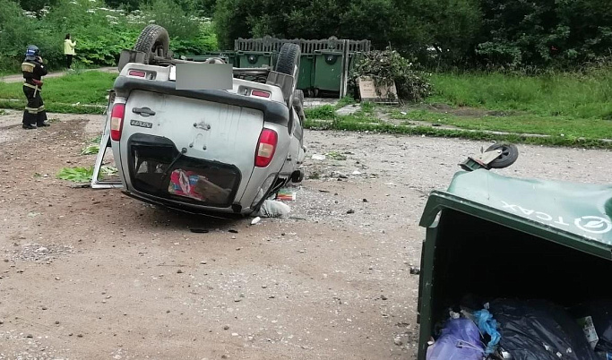 В Тверской области автомобиль протаранил мусорный бак и перевернулся