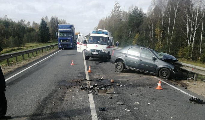 На М-9 в Тверской области столкнулись 3 автомобиля