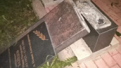 На Аллее Славы в Зубцове вандал разгромил памятную гранитную плиту
