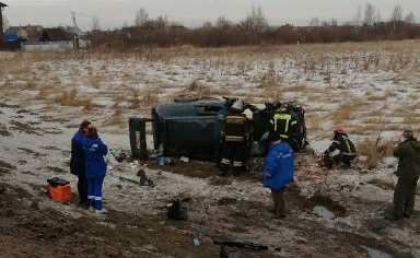 В Тверской области два человека пострадали в перевернувшемся автомобиле