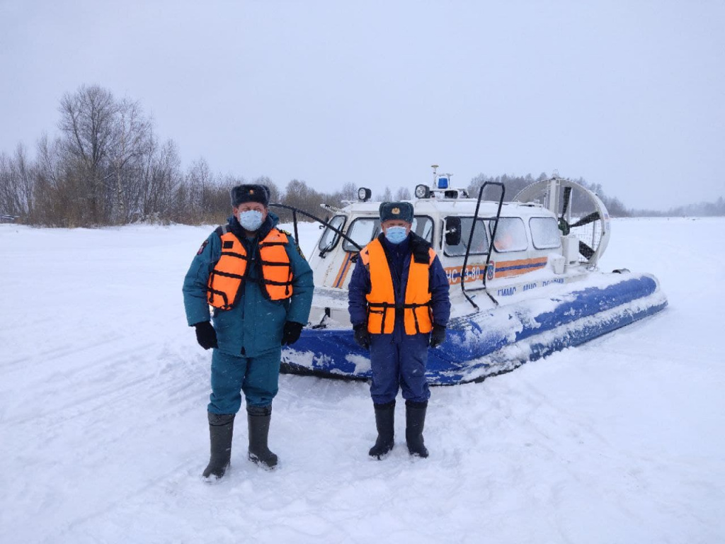 В Тверской области спасли провалившегося на снегоходе под лёд мужчину