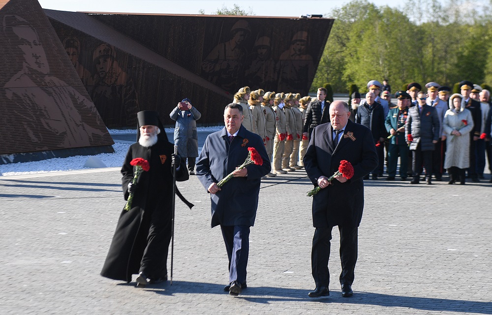 В Тверской области торжества в честь 9 Мая начались у Ржевского мемориала