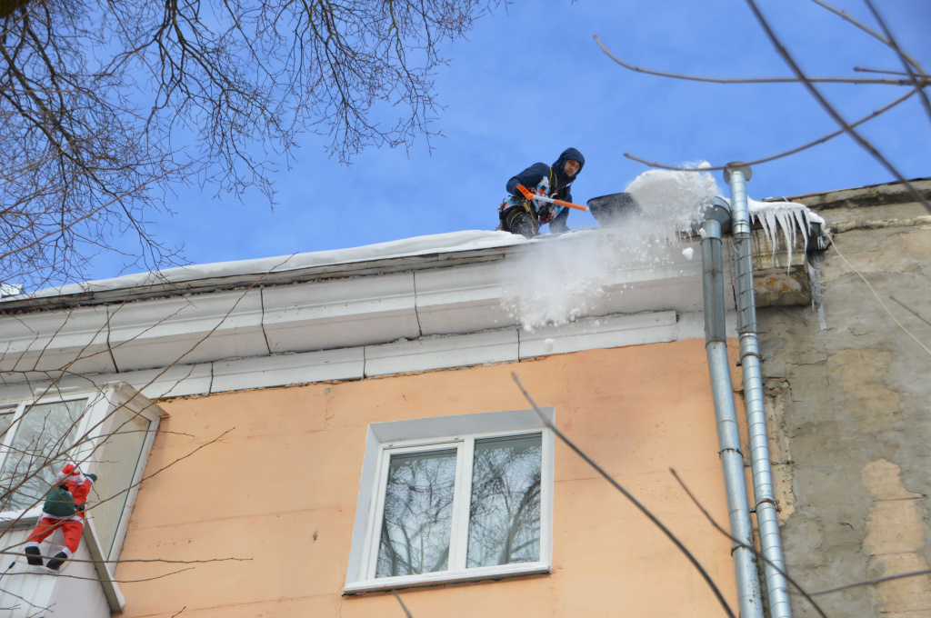 За месяц в Твери за нечищеные крыши оштрафовали 13 управляющих компаний 