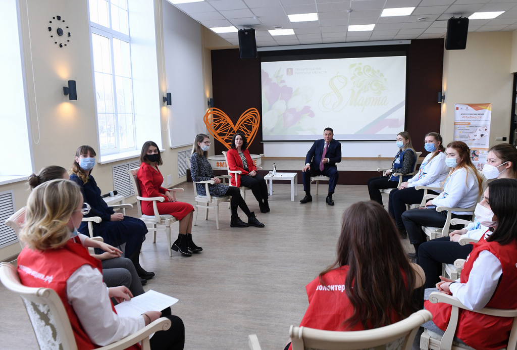 Игорь Руденя поздравил девушек-волонтёров с приближающимся Международным женским днём