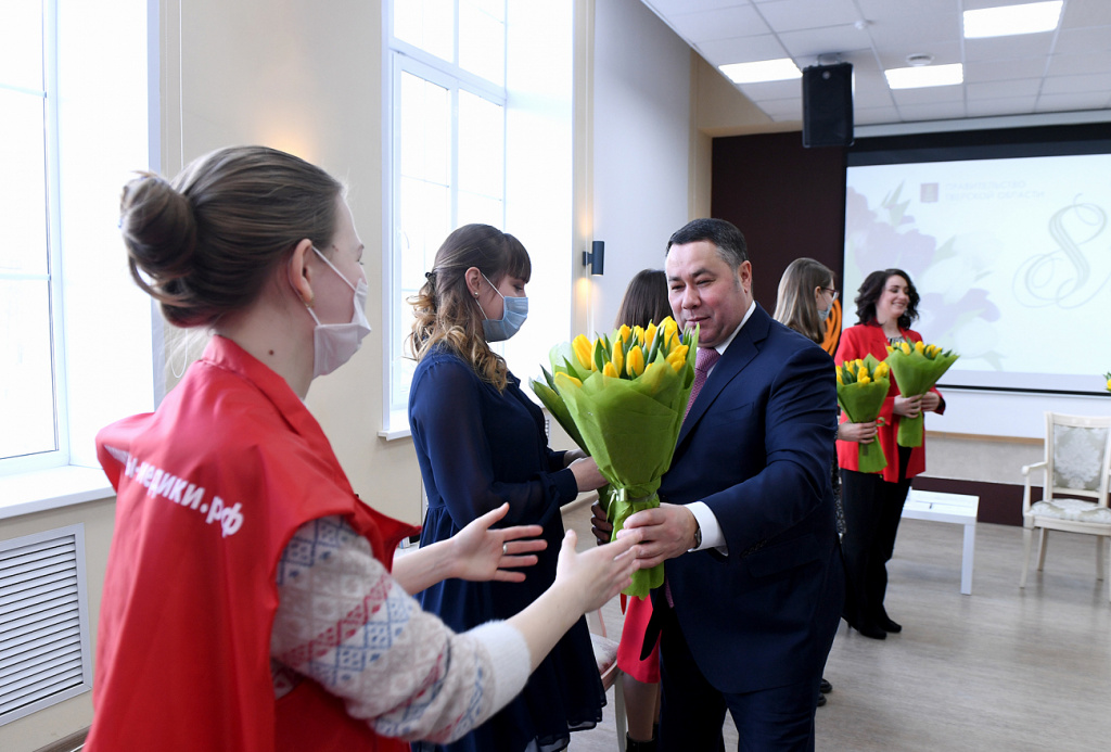 губернатор Игорь Руденя провёл встречу с волонтерами акции взаимопомощи «МыВместе»