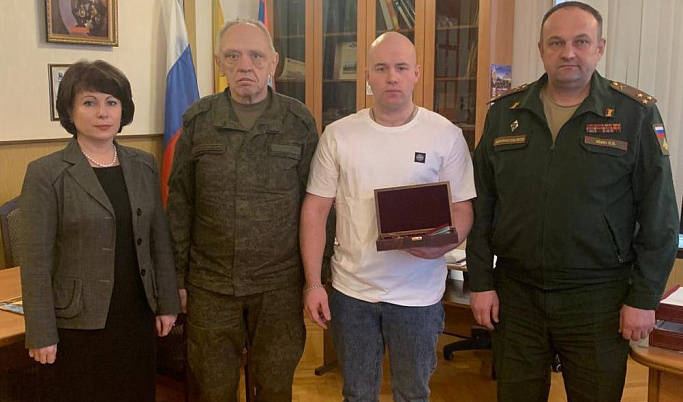 В Тверской области сыну погибшего на Украине  Виктора Глебова передали орден Мужества отца