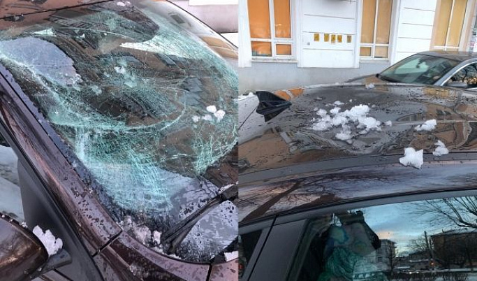 Глыба льда разбила лобовое стекло автомобиля в Твери