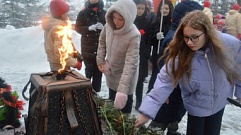 В Твери в честь 100-летия Героя СССР Евгения Пичугина к братской могиле возложили цветы 