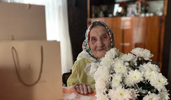 В Тверской области ветерану и труженице тыла Анне Алексеевне Смирновой исполнилось 100 лет