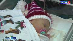 В Твери для новорожденных связали новогодние колпачки