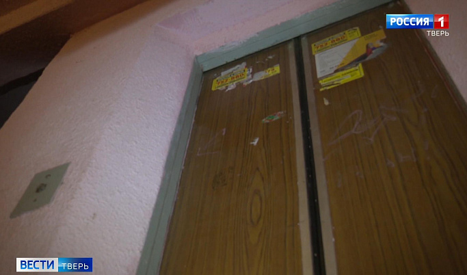 Жители девятиэтажного дома в Твери около двух месяцев живут без лифтов