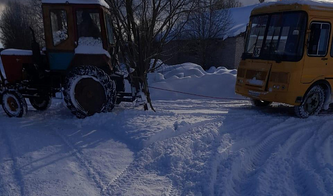 Еще один школьный автобус застрял в снегу в Тверской области