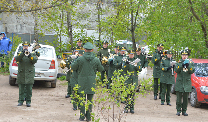 В Твери для ветеранов войны проходят мини-парады