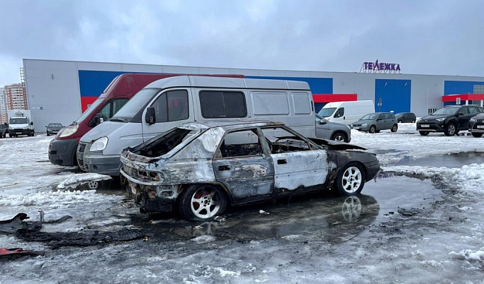 В Твери на парковке снова сгорел автомобиль