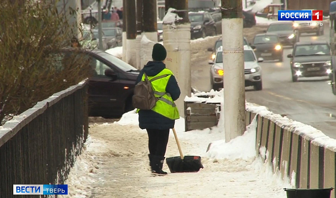 В Твери коммунальные службы устраняют последствия снегопада