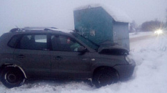 Автомобиль въехал в остановку из-за ДТП на дороге в Тверской области