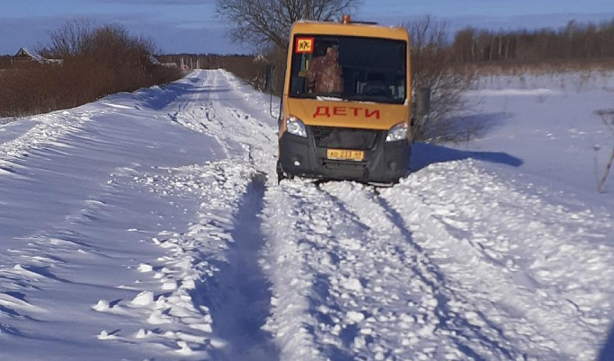 Под Тверью в снегу застрял школьный автобус