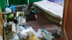 Жильцы аварийного общежития в Осташкове ужаснулись состоянию предложенного для переезда дома