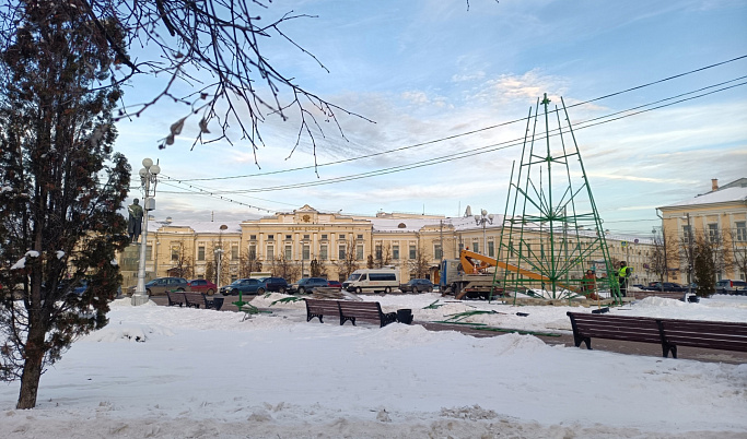 В Твери на площади Ленина устанавливают главную новогоднюю елку